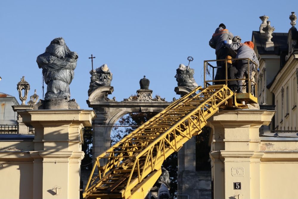 У Львові реставрують скульптури національної спадщини собору Святого Юра.