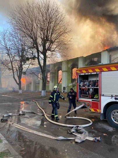 У Жовкві масштабна пожежа охопила колишній спортзал.