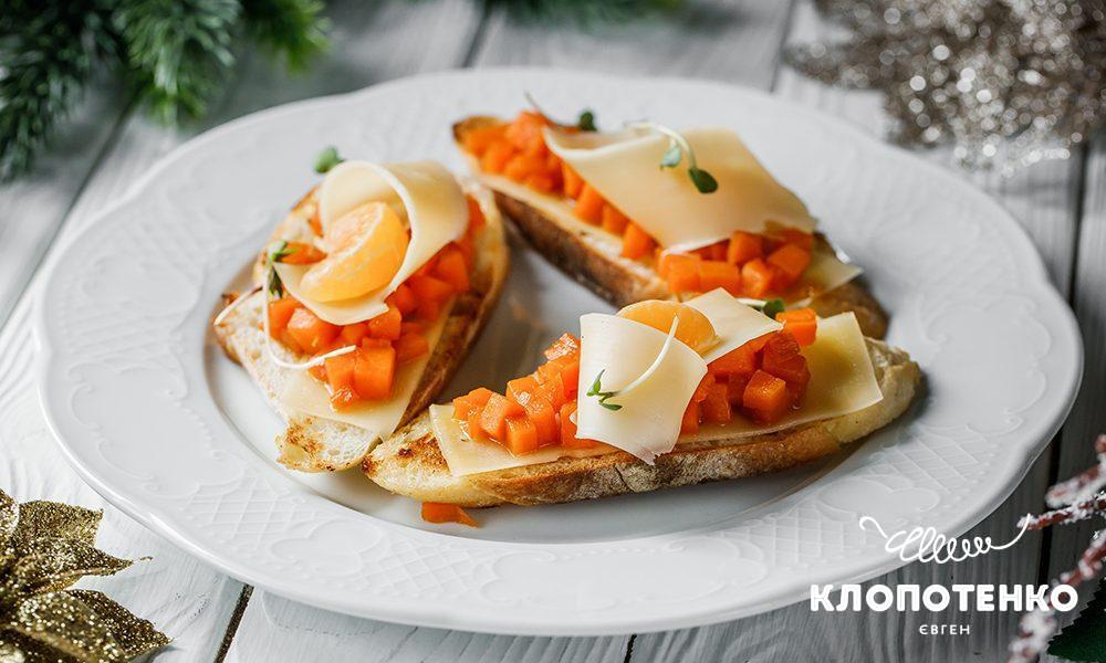 Канапе з сиром, гарбузом та мандарином.