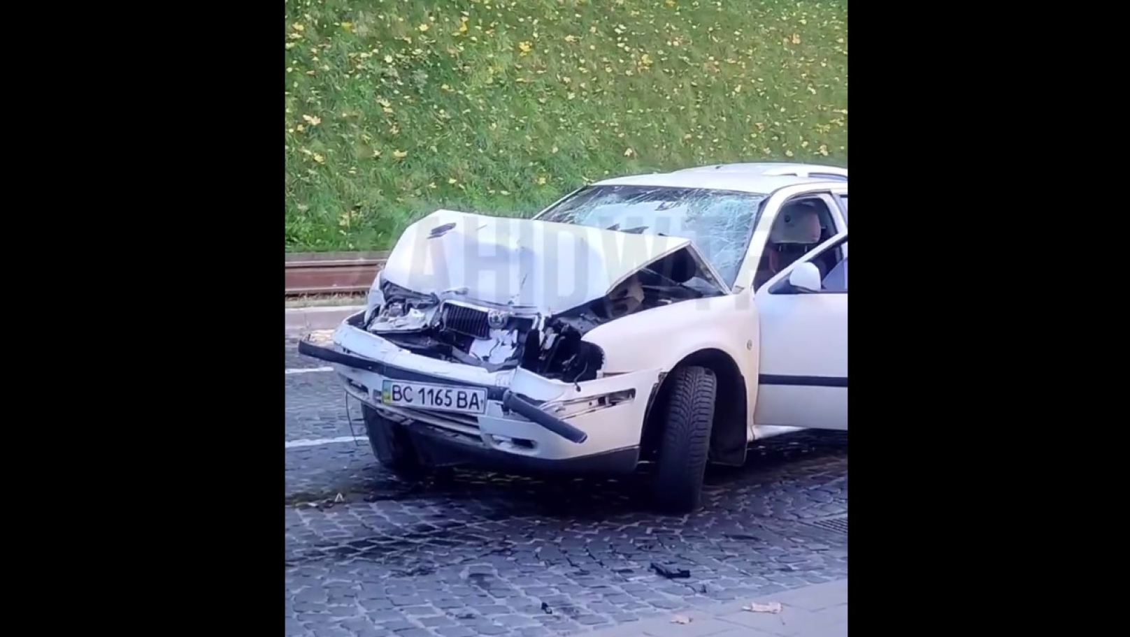 У Львові на Личаківській легковик зіткнувся з автобусом: є потерпілі.