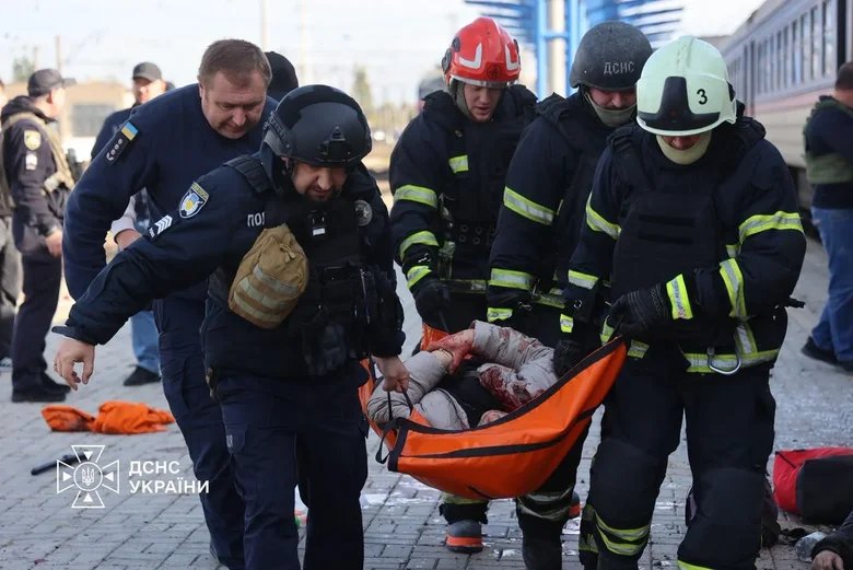 Російський реактивний дрон вдарив по залізничному вокзалу в Дніпрі: 13 загиблих.