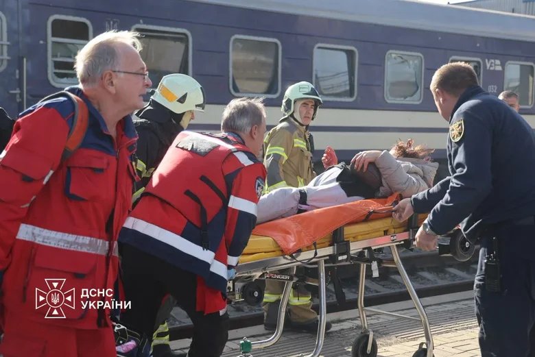 13 загиблих після удару реактивного дрона по вокзалу в Дніпрі: що відомо (фото, відео)