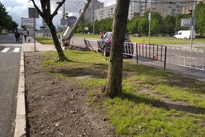 Хочеться літати: у Львові 21-річна дівчина на Nissan Juke знесла бетонну електроопору фото 1