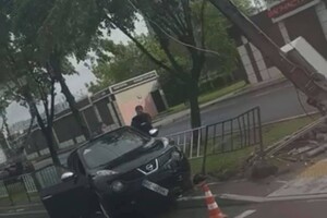 Хочеться літати: у Львові 21-річна дівчина на Nissan Juke знесла бетонну електроопору фото 2