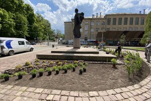 Як його не любити: у Львові розквітла площа біля Степана Бандери фото