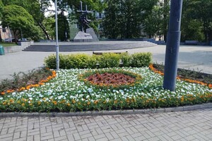 Як його не любити: у Львові розквітла площа біля Степана Бандери фото 3