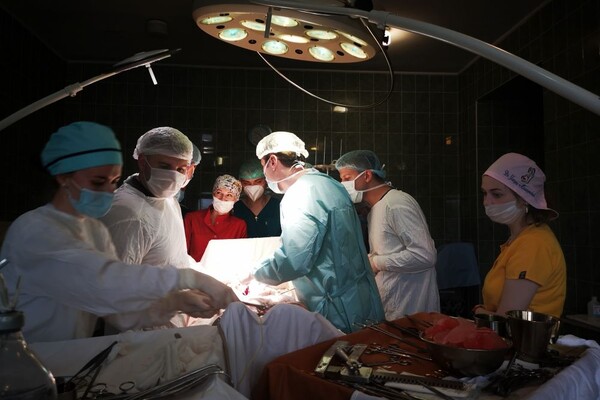 Львівські лікарі вперше провели операцію з пересадки серця та двох нирок: неймовірні фото фото