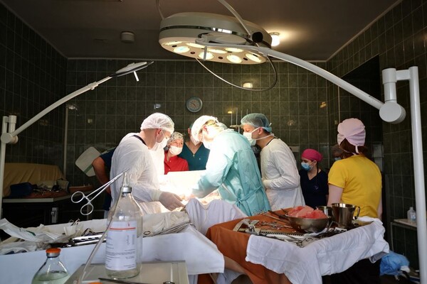 Львівські лікарі вперше провели операцію з пересадки серця та двох нирок: неймовірні фото фото 1
