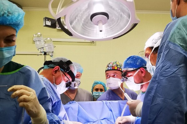 Львівські лікарі вперше провели операцію з пересадки серця та двох нирок: неймовірні фото фото 2