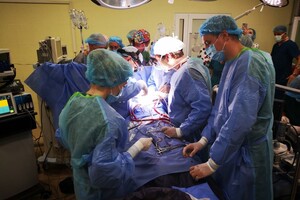 Львівські лікарі вперше провели операцію з пересадки серця та двох нирок: неймовірні фото фото 4