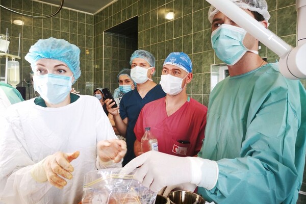 Львівські лікарі вперше провели операцію з пересадки серця та двох нирок: неймовірні фото фото 5