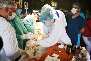 Львівські лікарі вперше провели операцію з пересадки серця та двох нирок: неймовірні фото фото 7