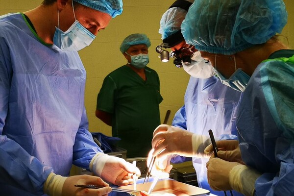 Львівські лікарі вперше провели операцію з пересадки серця та двох нирок: неймовірні фото фото 8