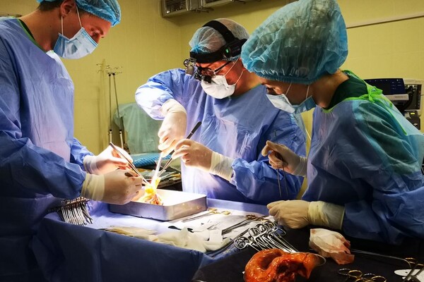 Львівські лікарі вперше провели операцію з пересадки серця та двох нирок: неймовірні фото фото 9