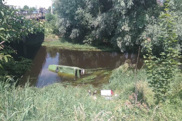 Один загинув, двоє &mdash; у лікарні: на Львівщині автомобіль збив велосипедиста і потонув у річці фото 1
