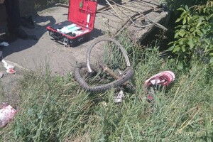 Один загинув, двоє &mdash; у лікарні: на Львівщині автомобіль збив велосипедиста і потонув у річці фото 3