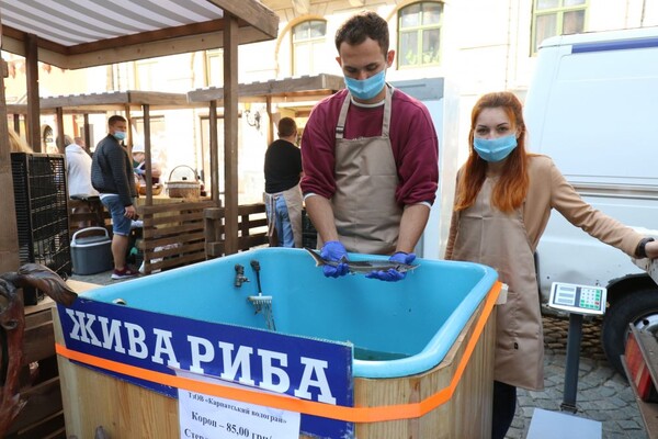 Фото, відео: як в центрі Львова працює перший фермерський ярмарок фото