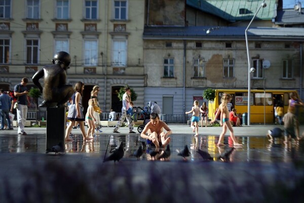 Розпашілі львів'яни і львів'янки купаються у фонтанах: фото фото 2