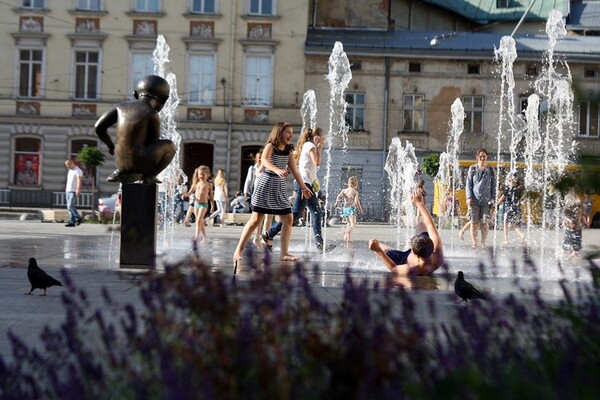 Розпашілі львів'яни і львів'янки купаються у фонтанах: фото фото 4