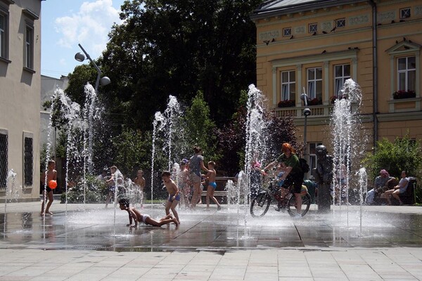 Розпашілі львів'яни і львів'янки купаються у фонтанах: фото фото 5