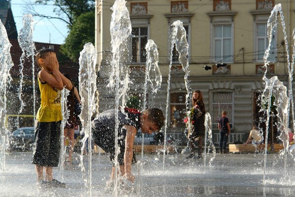 Розпашілі львів'яни і львів'янки купаються у фонтанах: фото фото 6
