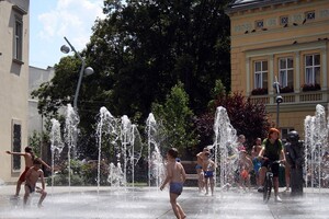 Розпашілі львів'яни і львів'янки купаються у фонтанах: фото фото 7