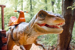З динозаврами, батутами і скеледромом: біля Львова відкрили парк розваг  фото