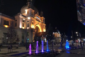 Атмосферні фото: новий фонтан на площі Двірцевій зачарув львів'ян фото 1