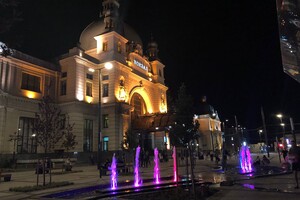 Атмосферні фото: новий фонтан на площі Двірцевій зачарув львів'ян фото 2
