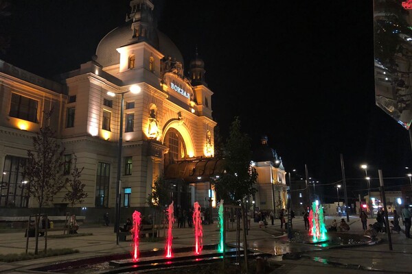 Атмосферні фото: новий фонтан на площі Двірцевій зачарув львів'ян фото 3