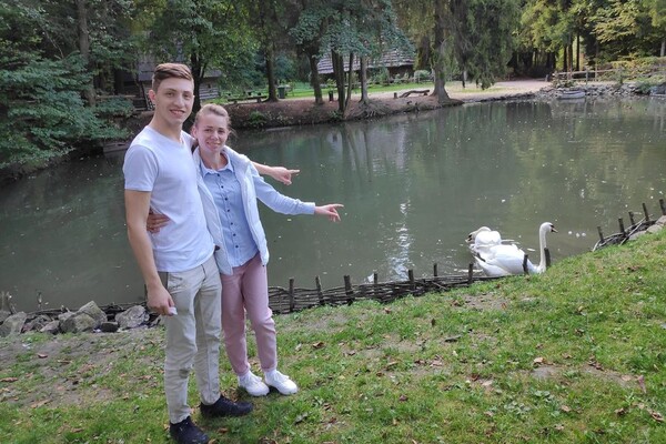 З шиї стирчав гачок: у Шевченківському гаю молодята з Одеси врятували лебедя фото