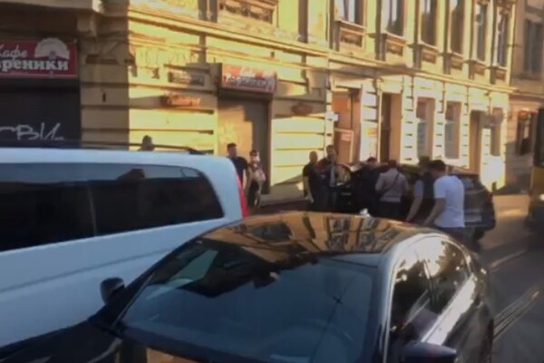 Ласкаво просимо: на Личаківській Renault Kadjar виламав двері магазину і застряг фото