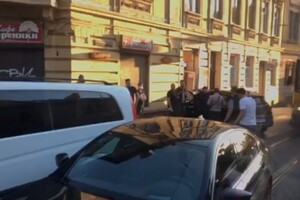 Ласкаво просимо: на Личаківській Renault Kadjar виламав двері магазину і застряг фото