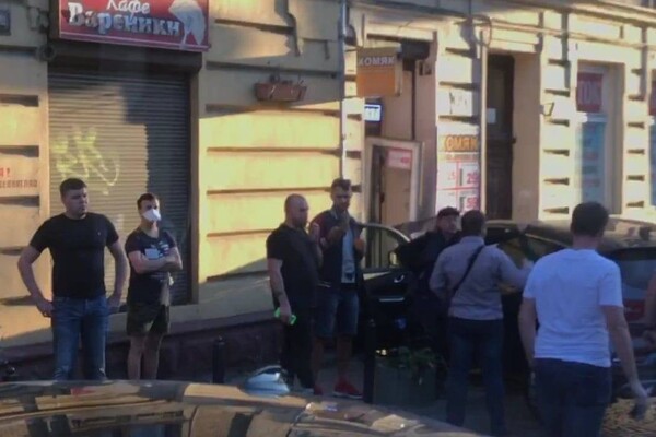 Ласкаво просимо: на Личаківській Renault Kadjar виламав двері магазину і застряг фото 1