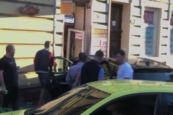 Ласкаво просимо: на Личаківській Renault Kadjar виламав двері магазину і застряг фото 2