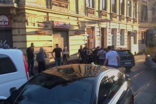 Ласкаво просимо: на Личаківській Renault Kadjar виламав двері магазину і застряг фото 3