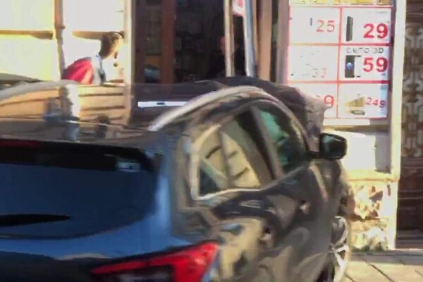 Ласкаво просимо: на Личаківській Renault Kadjar виламав двері магазину і застряг фото 4