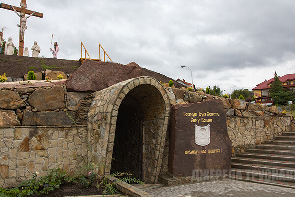 Нове місце для паломників: у Трускавці відкрили копію Гробу Господнього  фото 1
