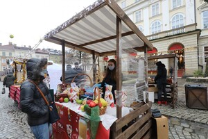 Що продають на Різдвяному фермерському ярмарку у Львові. Фото: Львівська міська рада