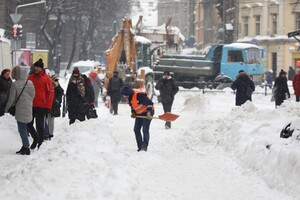 Як в центрі Львова борються зі сніговими заметами. Фото: Роман Балук