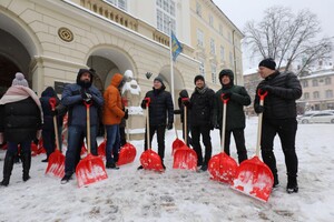 Як в центрі Львова борються зі сніговими заметами. Фото: Роман Балук