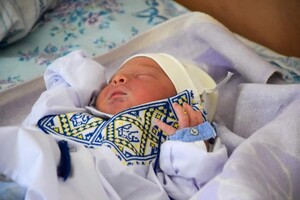 У львівському пологовому немовлят одягнули у перші вишиванки &mdash; фото фото 1