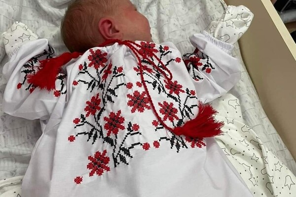 У львівському пологовому немовлят одягнули у перші вишиванки &mdash; фото фото 4